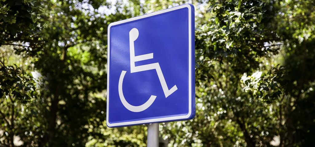 Un panneau de signalisation pour le stationnement des personnes handicapés