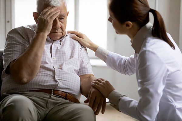 AVC personne âgée : la médecin parle avec un homme âgée victime d'un AVC.