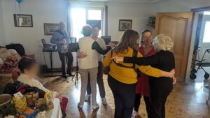 Personnes dansant au sein de la Maison partagée de Bonnétable