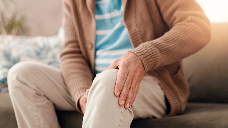 Personne âgée souffrant d’une douleur au genou pouvant être liée à une Chondrocalcinose ou à un trouble articulaire nécessitant un suivi médical.