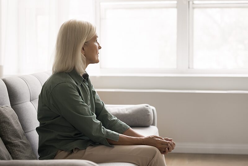 Une proche aidante vivant un deuil blanc face à la maladie d'Alzheimer de sa mère