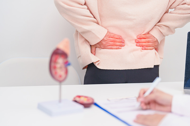 Personne âgée souffrant d'insuffisance rénale, qui est en rendez-vous médical.