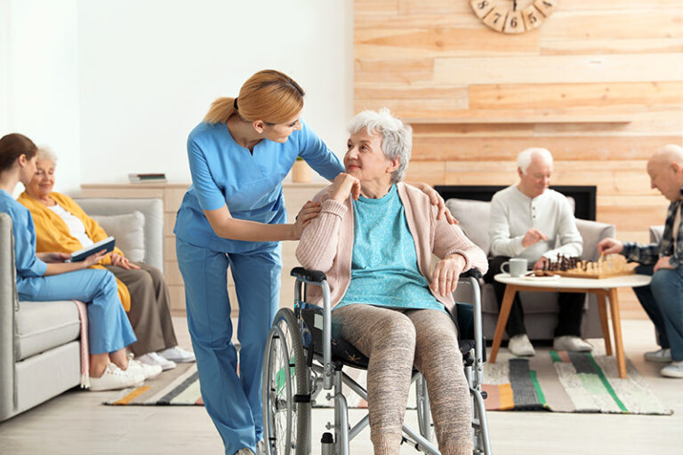 MAPAD : Infirmières accompagnant des personnes âgées dans une Maison d’Accueil pour Personnes Agées Dépendantes.