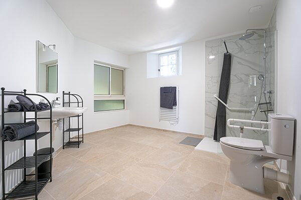 Maison seniors Mollégès salle de bain