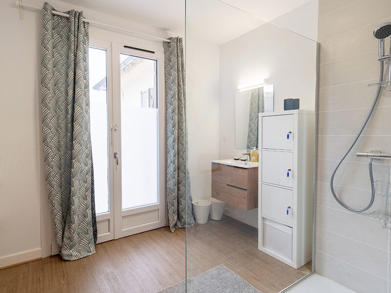Salle de bain vue 2 Maison partagee Alzheimer de Saint Jory de Chalais
