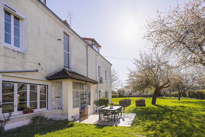 Terrasse jardi et potager Maison partagee pour seniors dEpinac Bourgogne Franche Comte