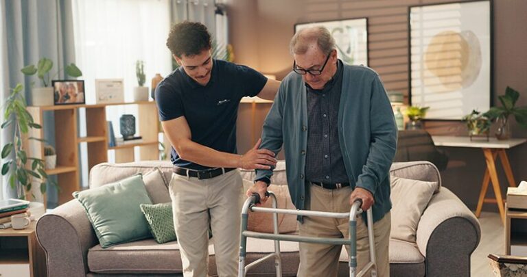 Aidant naturel, jeune homme accompagnant son proche qui se déplace avec un déambulateur.