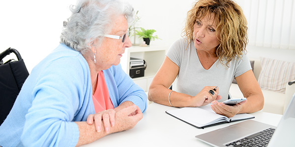 Une conseillère donne des informations à une personne âgée