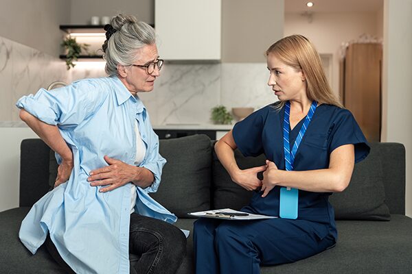 Senior consultant un médecin pour un contrôle de la fonction rénale et de la clairance de la créatinine