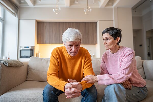 Un homme souffrant de la maladie de Bruce Willis, épauler par se femme.