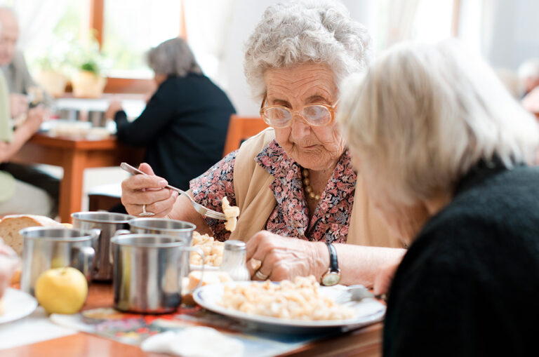 Une dame âgée en train de manger un des repas des menus de la semaine pour seniors