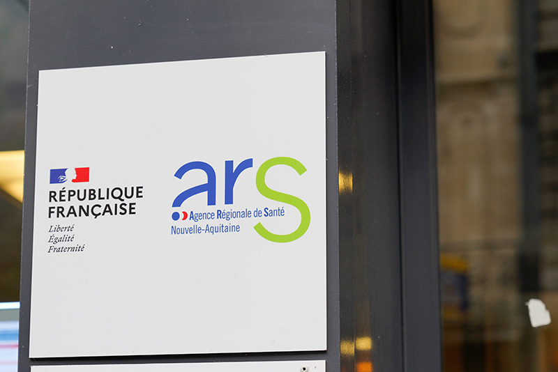 Missions ARS : plaque avec le logo de l'ARS Nouvelle Aquitaine et la république Française, à l'entrée du bâtiment