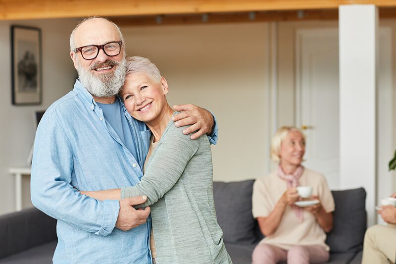Un couple de seniors heureux, bénéficie de la mutuelle gratuite pour personnes âgées