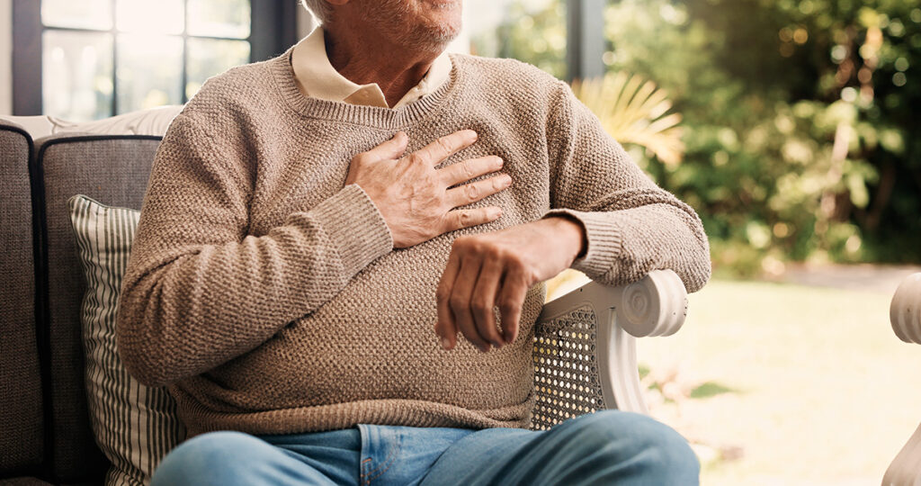 Homme âgé de 90 ans se tenant la poitrine, évoquant une tension chez une personne âgée